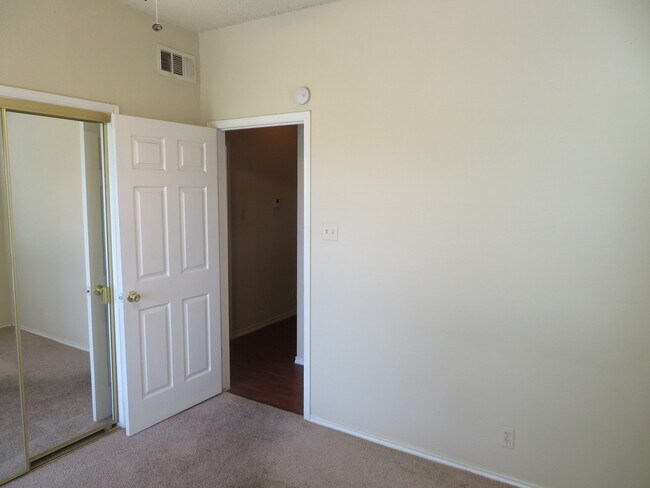 Building Photo - IMMEDIATE MOVE IN - 2 bed 2 bath