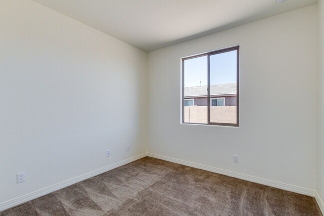 Building Photo - 5 bedroom/ 2 bath home in Casa Grande