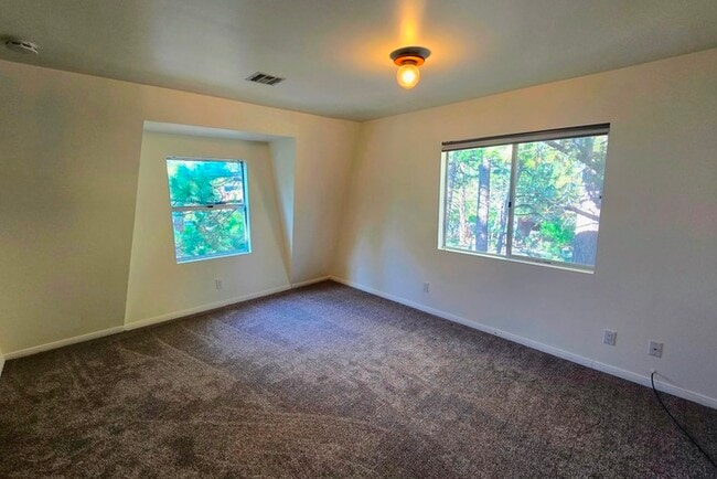 Building Photo - Charming 2 Bed / 1 Bath Cabin with Spa