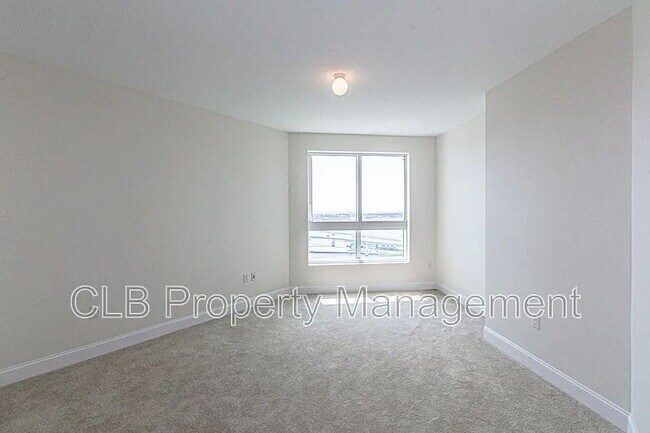 Building Photo - Large 2 bedroom/2 bath condo on the river