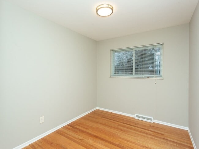 Building Photo - Charming 3 Bed 1 Bath Home