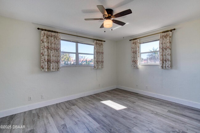 Building Photo - 3041 N Oleander Ave