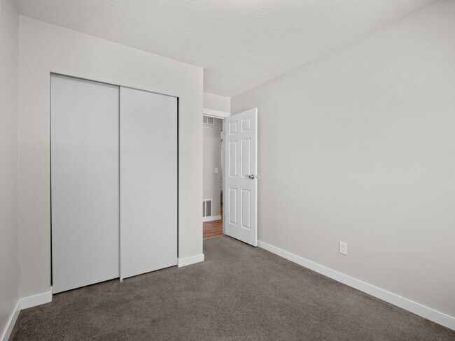 Building Photo - 100 E 600 S