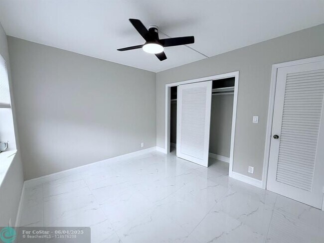 Building Photo - 2725 Middle River Dr