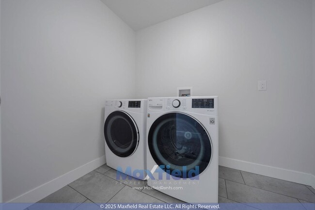 Building Photo - Spacious Twin Home - EV friendly - North S...