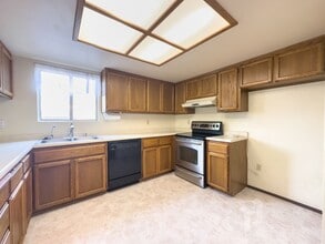 Building Photo - Spacious Home on the West Side of Redding ...