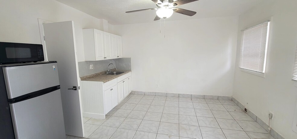 Building Photo - 403 N 19th Ave