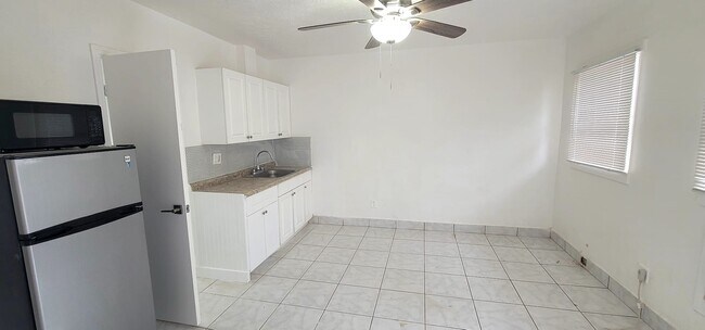 Building Photo - 403 N 19th Ave