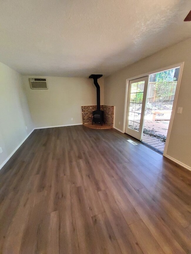 Building Photo - Great Home Near Hiteon Elementary