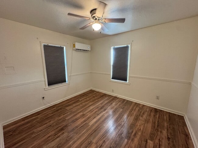 Building Photo - Newly remodeled 2 bed 1 bath walking dista...