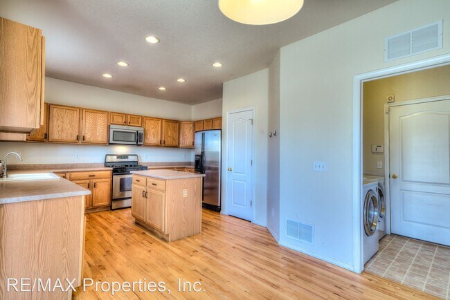 Building Photo - 4 br, 3.5 bath House - 5802 Pioneer Mesa D...