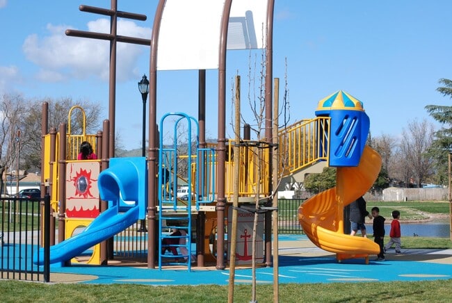 Building Photo - 1502 Coolidge St