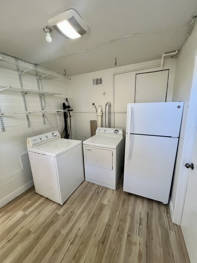 Building Photo - 4530 Del Mar Ave