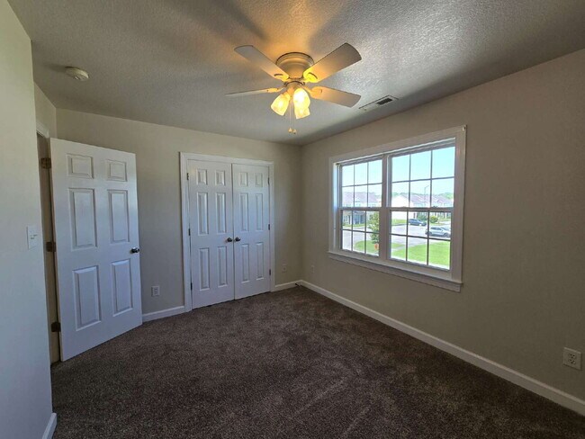 Building Photo - "Charming 2-Bed Townhouse Retreat on Streamwood Drive – Perfect Balance of Comfort and Convenience!"