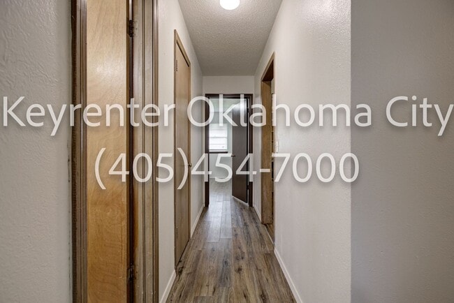 Building Photo - Massive 3BD/2BTH Home Minutes from the Highway.