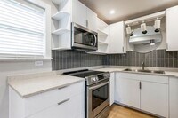 Building Photo - One Bedroom First Floor Apartment
