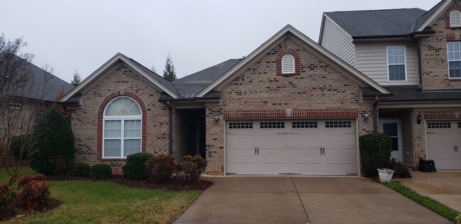 Building Photo - 315 St Nicholas Trail