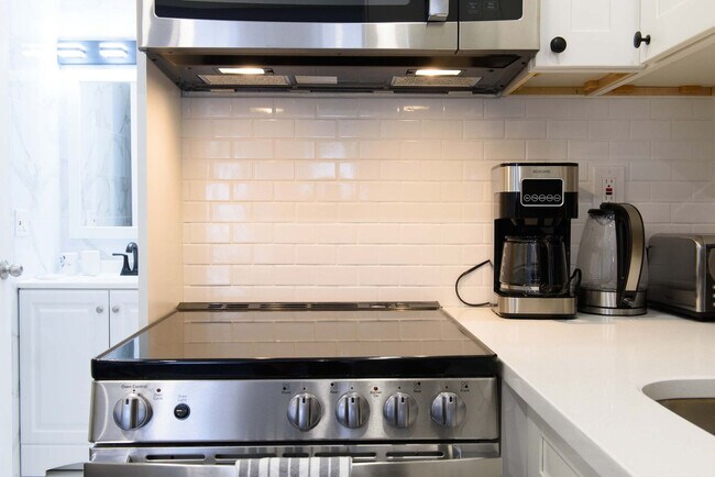 Building Photo - 240e E 75th St