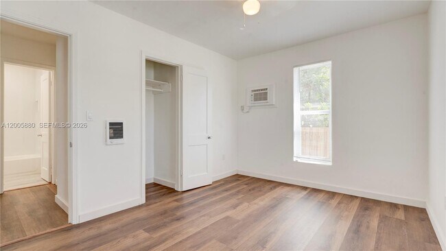 Building Photo - 1085 NE 128th St