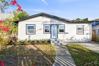 Building Photo - Charming 3 bed 2 bath North Kenwood home w...