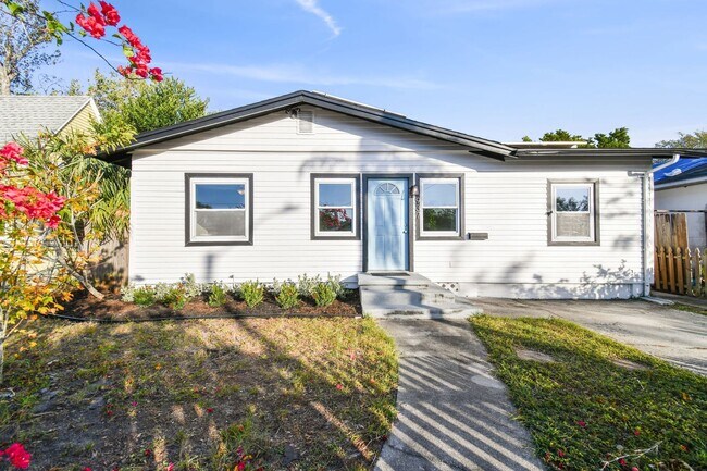 Primary Photo - Charming 3 bed 2 bath North Kenwood home w...