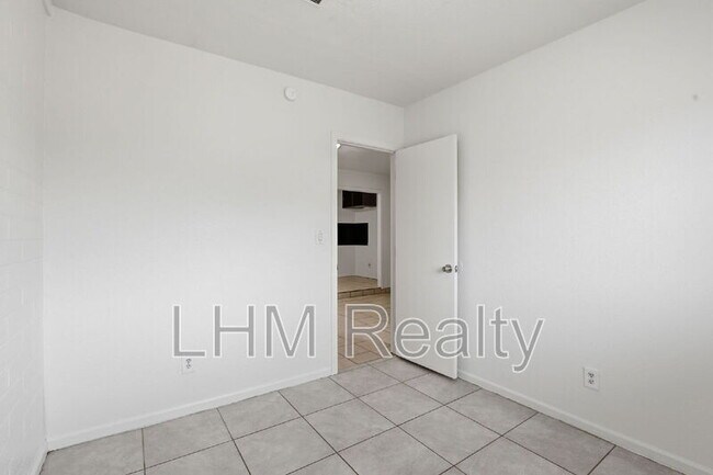 Building Photo - 5321 W Lewis Ave