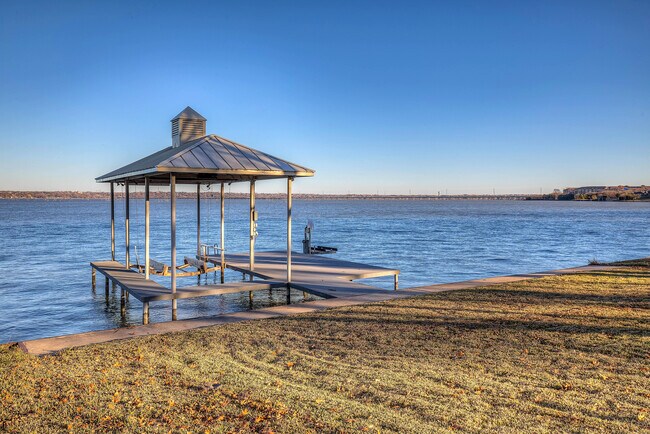 Building Photo - 8402 Columbia Dr