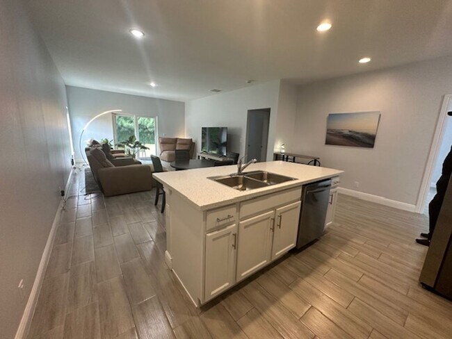 Building Photo - 3 Bedroom 2 Bath 1 Car Garage