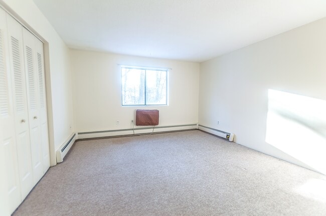 Building Photo - 23 Country Club Dr