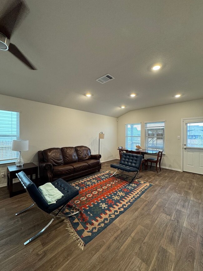 Building Photo - $300 OFF 1ST MONTH RENT IF YOU MOVE IN WIT...