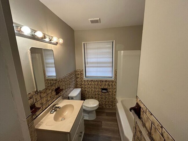 Building Photo - Adorable 3-Bedroom Home with Fenced Backya...
