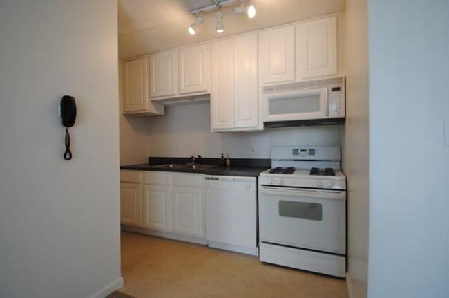 Building Photo - 1750 N Marywood Ave