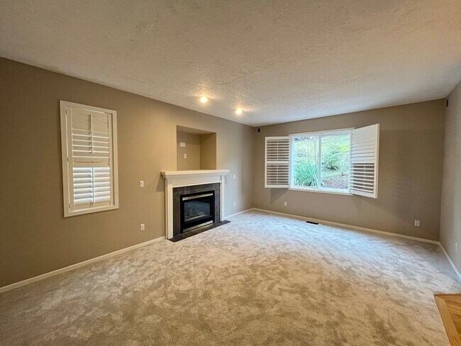 Building Photo - Immaculate 4 bedroom, 3.5 bathroom, tri-level Home in Tigard!! Expansive Views, Office space, Gam...