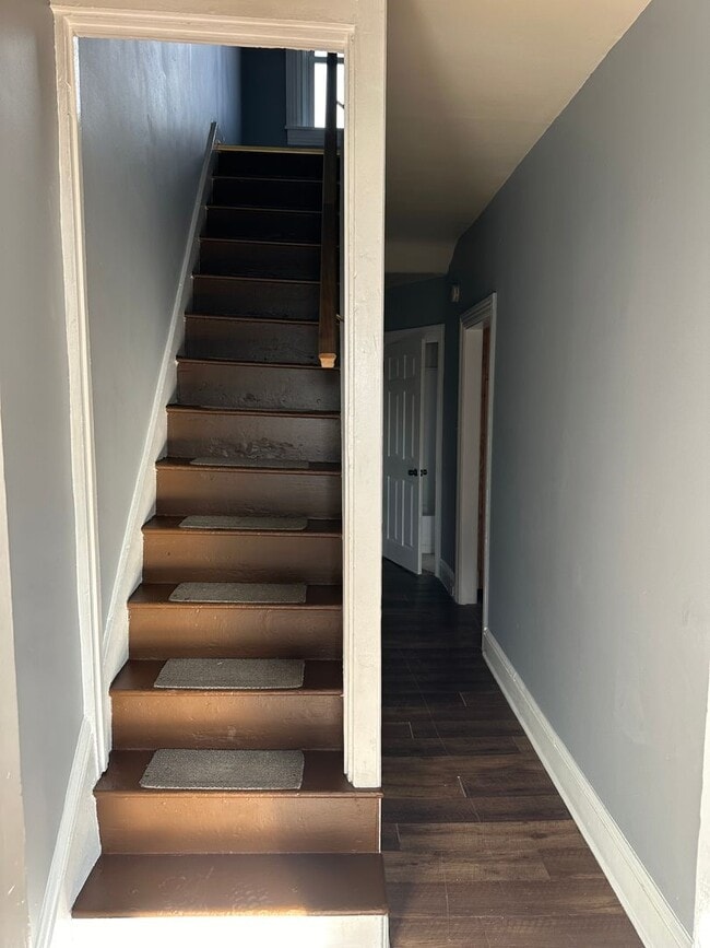 Building Photo - 809 Columbia Ave