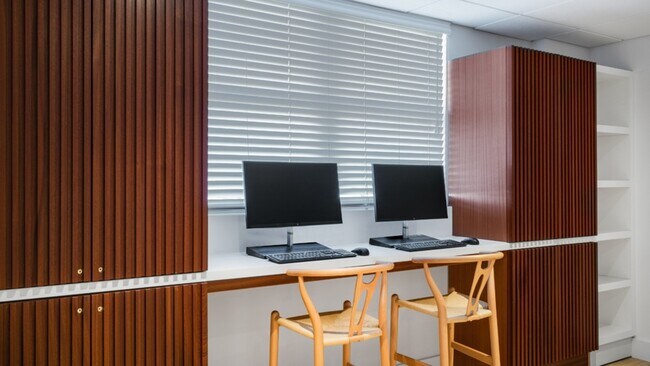 Building Photo - 1900 S Treasure Dr