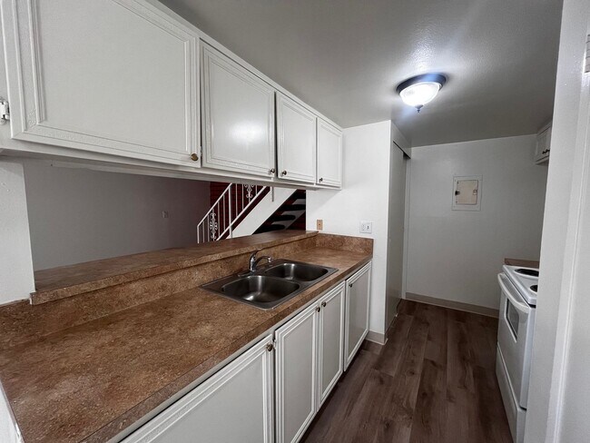 Building Photo - Updated 2 Bed / 1 Bath Townhouse with Pool Access – Port Hueneme