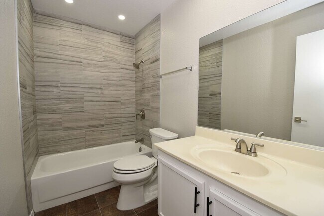 Building Photo - Stunning 2-Bedroom Condo 2nd Floor at The Lakes!
