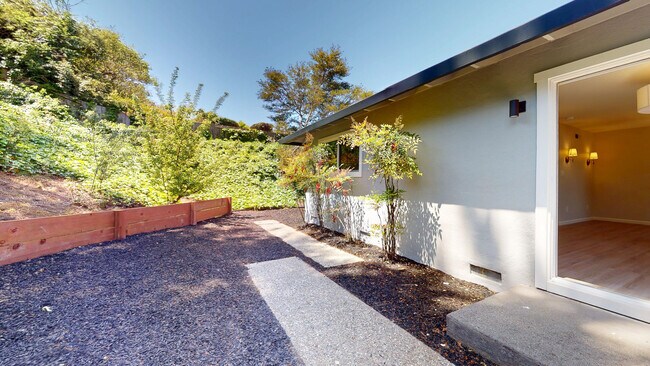 Building Photo - 1321 Lasuen Dr