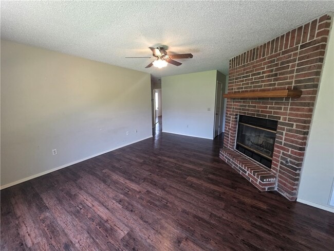 Building Photo - 2703 W Beech St