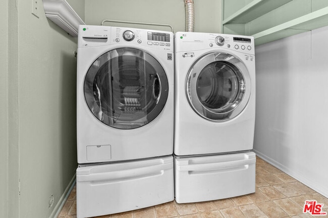 Building Photo - 1561 Palisades Dr