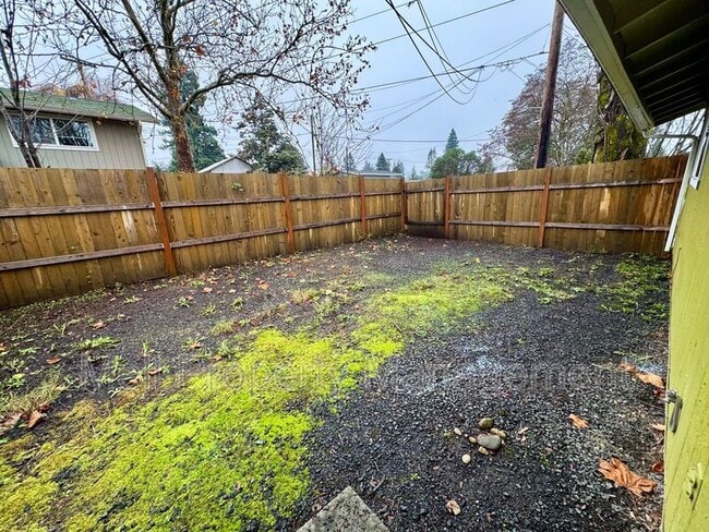 Building Photo - 861 Ellinor Ave