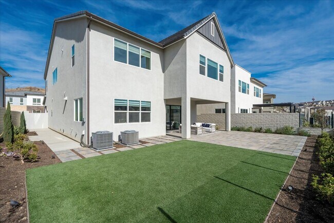 Building Photo - Model-Perfect 5 Bedroom Home in Valencia!