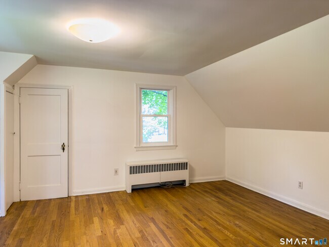 Building Photo - 19 Armory St