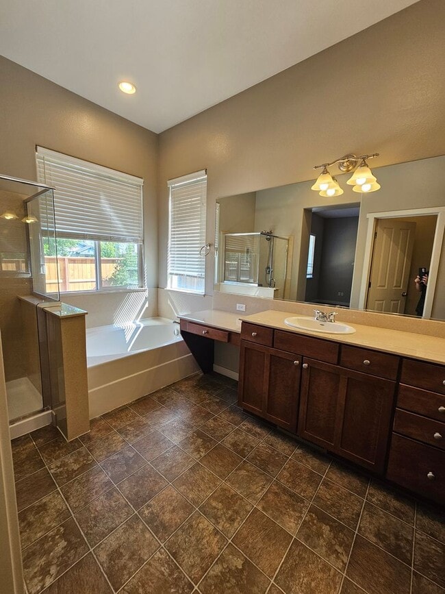 Building Photo - Gorgeous 4 Bedroom on Kiley Ranch