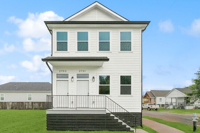 Primary Photo - 2701 S Prieur St