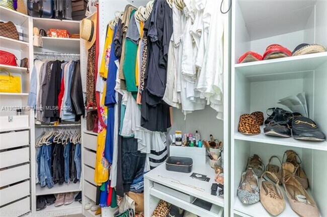 Building Photo - 690 SW 1st Ct