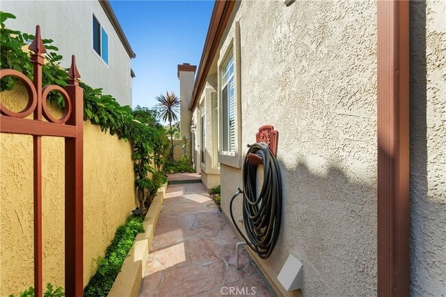 Building Photo - 11 Reina