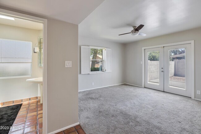 Building Photo - 6035 E Calle Del Paisano
