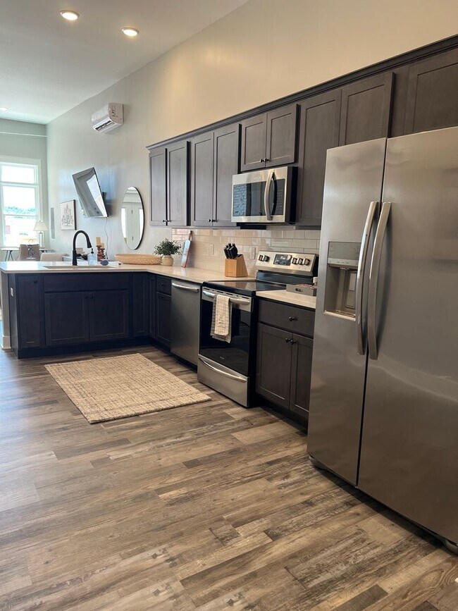 Building Photo - One Bedroom Downtown Lafayette - Fully Furnished