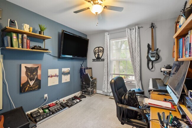 Building Photo - Stunning 4-bedroom, 2.5-bathroom rental of...